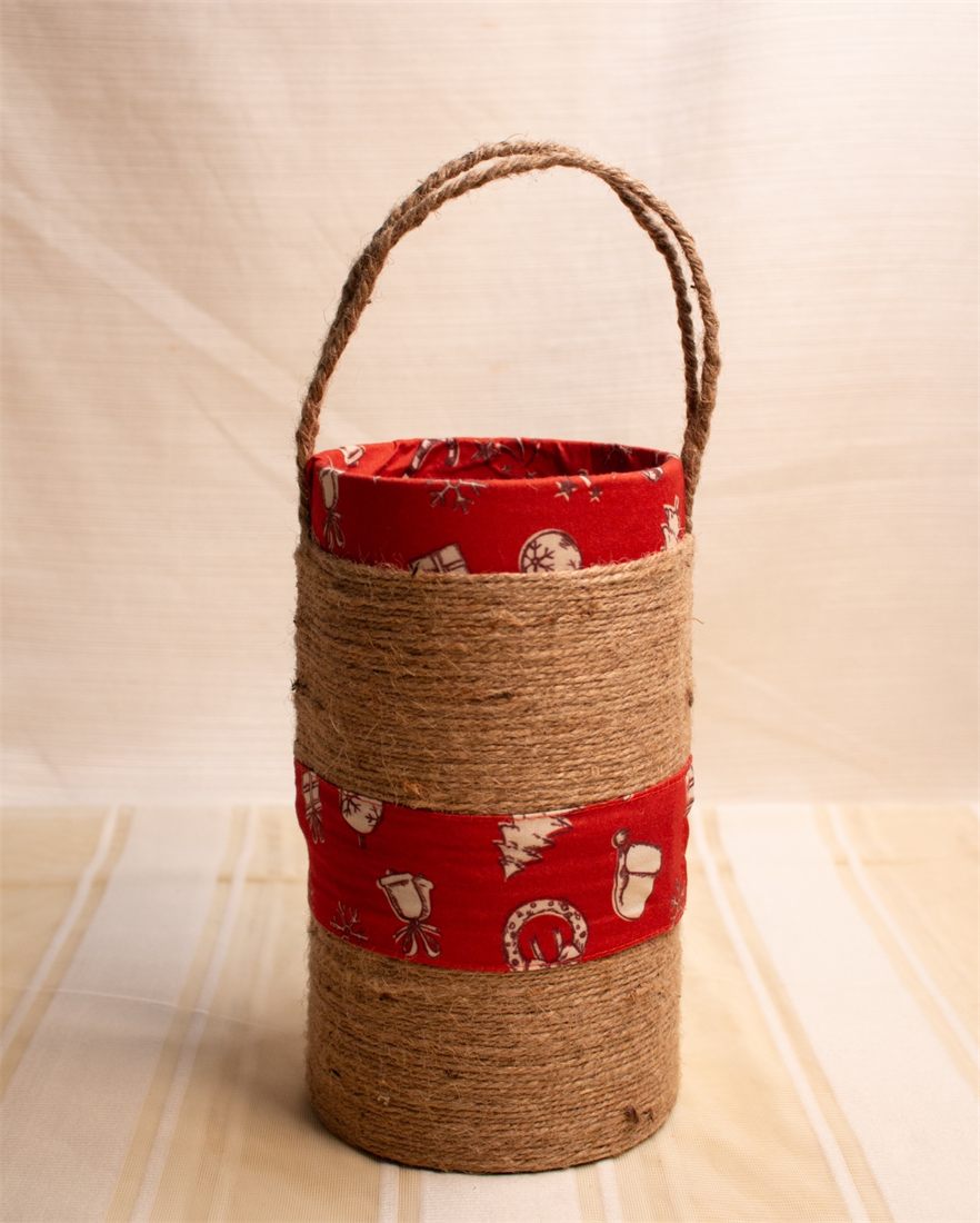 Jute-wrapped wine bottle carrier